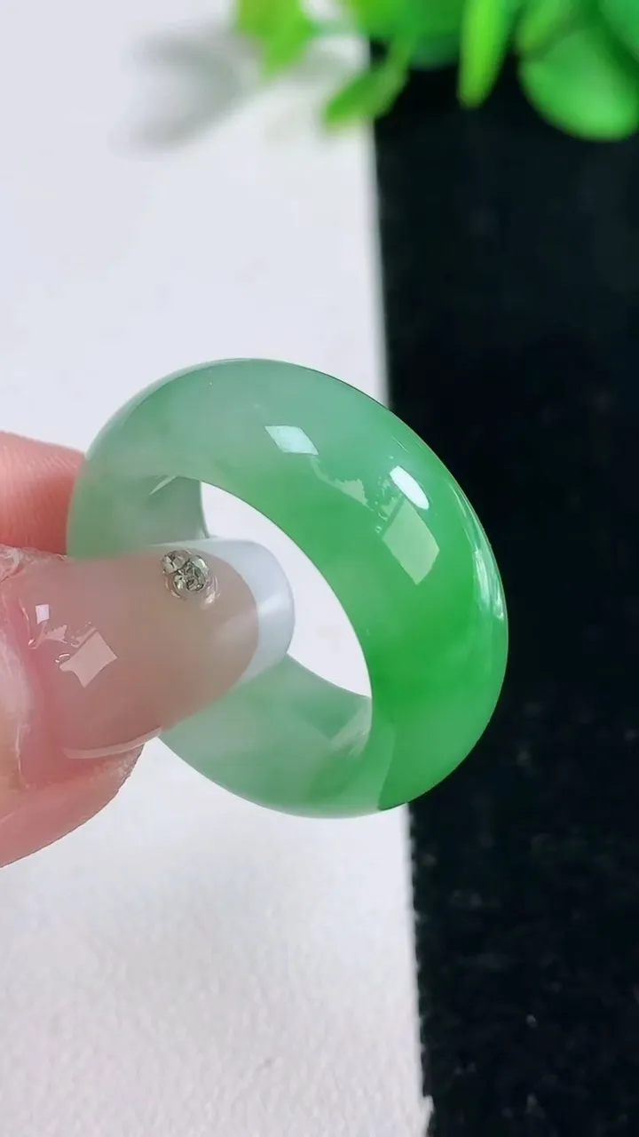 天然A货翡翠指环扳指，尺寸18.8-10-4，重量:8.71g2025年12月31日
工厂直销收藏佳品,种好水足，色泽均匀，有种有色，上手高大气！