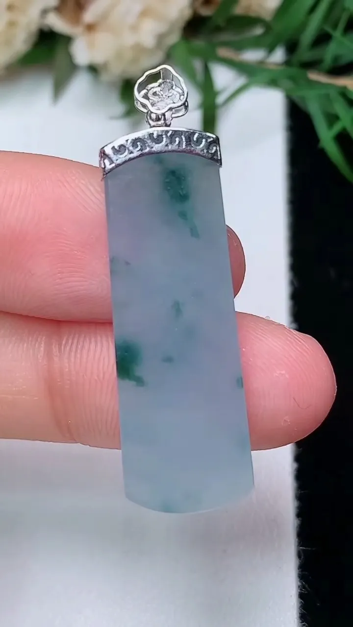 天然A货翡翠飘花无事牌吊坠，尺寸31-10.6-3.5，重量:3.97g
12月31日