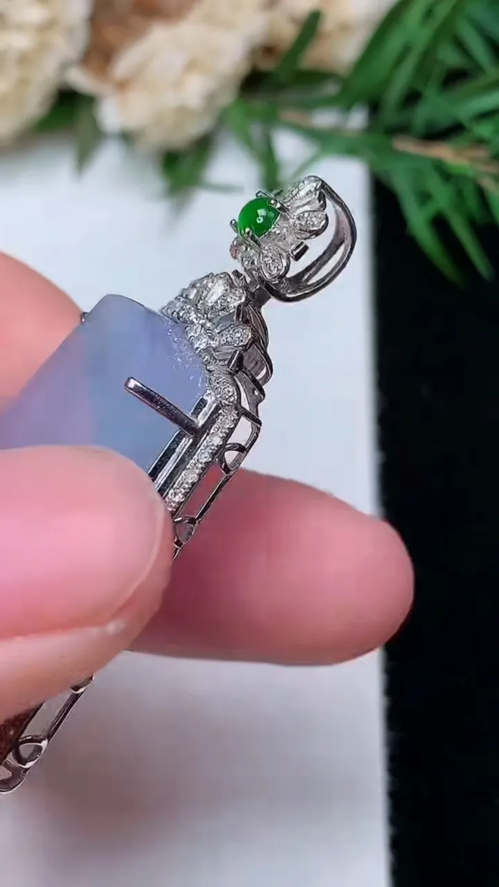 天然A货翡翠k金紫罗兰无事牌吊坠，尺寸41.8-25.7-8.5，裸石27.5-21，重量:9.81g
12月31日