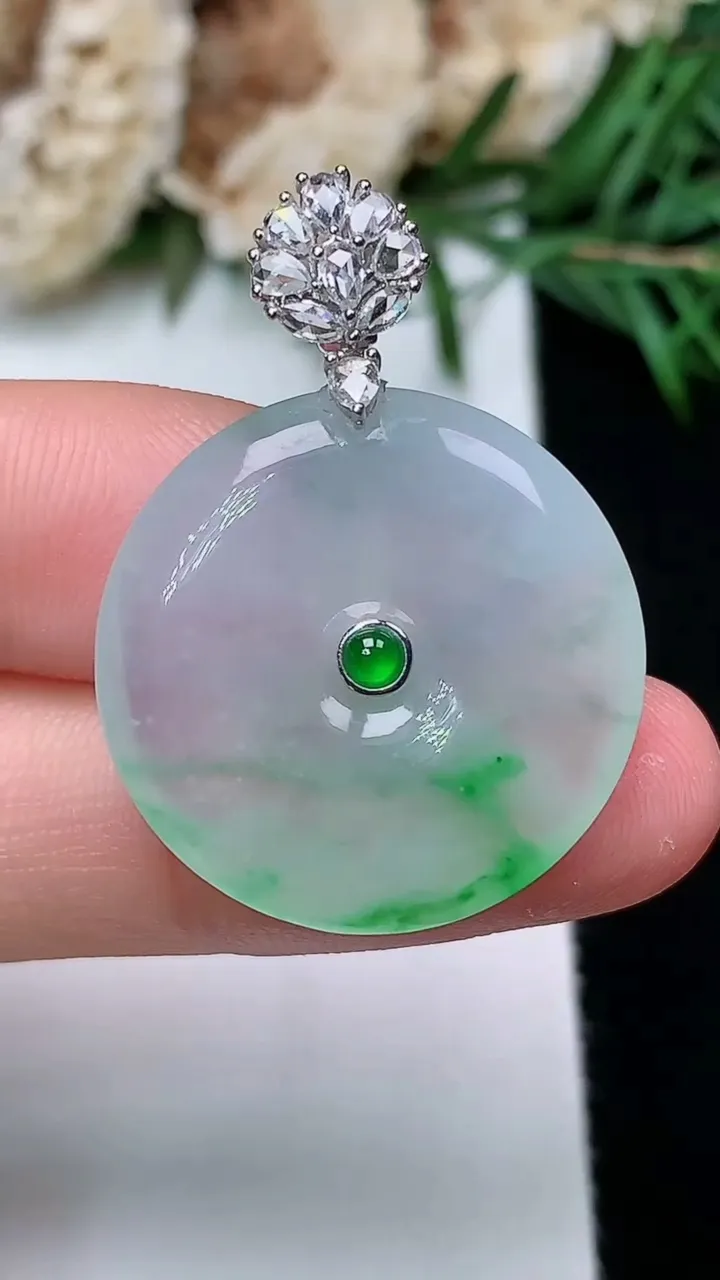 天然A货翡翠平安扣吊坠，尺寸23.2-4，重量:5.35g
12月31日