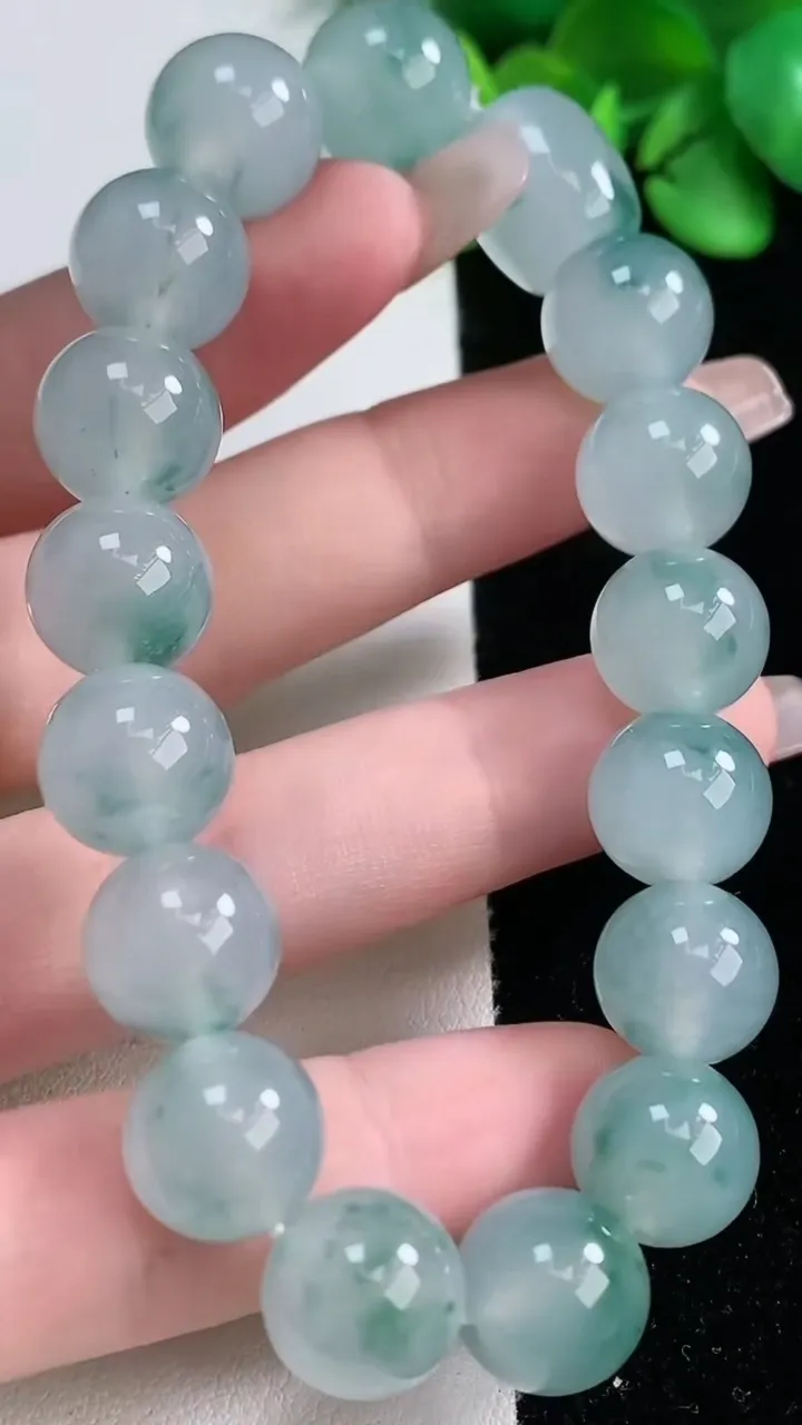 天然A货翡翠种飘花圆珠手串，尺寸12.4-11.6-17颗，重量:47.82g12月31日
工厂直销收藏佳品,种好水足，色泽均匀，有种有色，上手高大气！