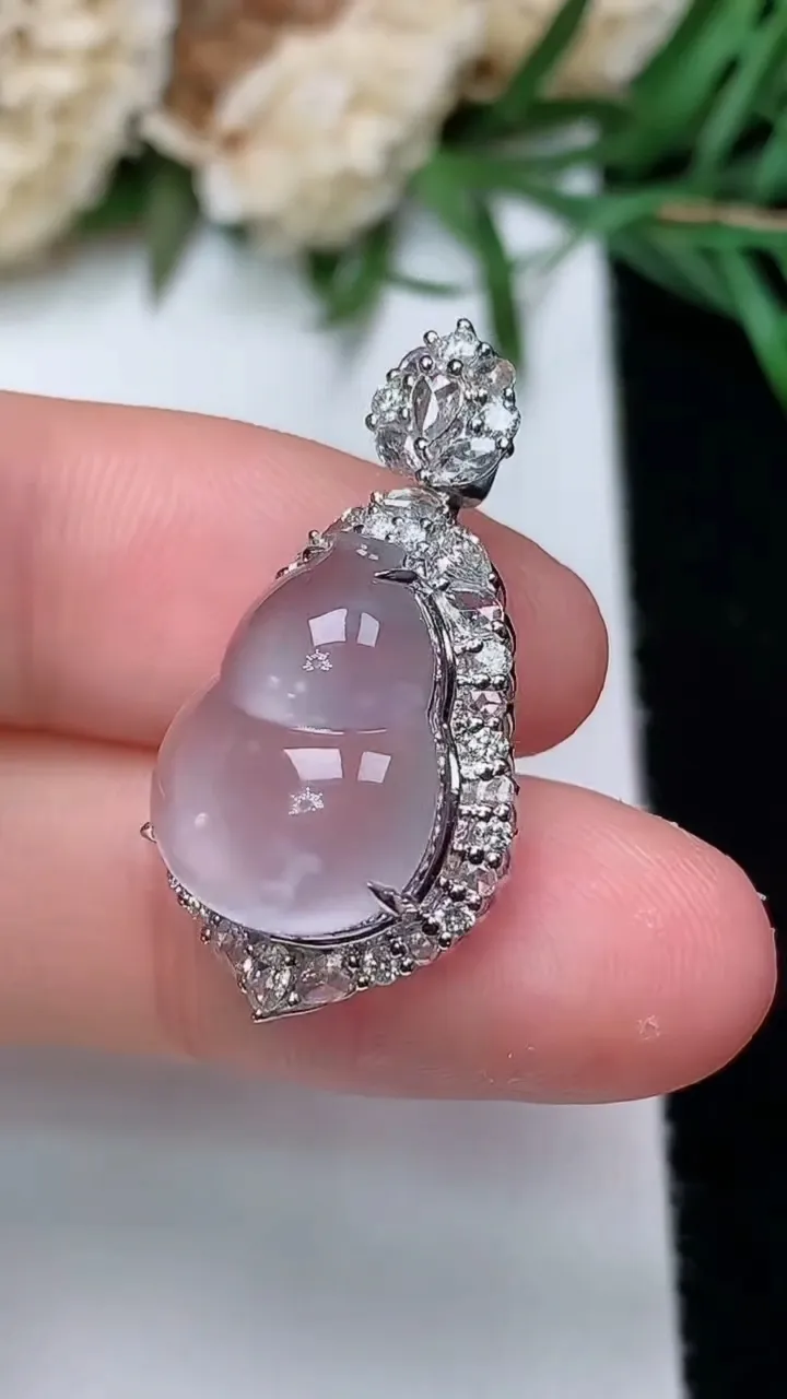 天然A货翡翠白冰葫芦吊坠，尺寸27.4-14.3-10.6，裸石14.7-11，重量:3.05g
12月31日