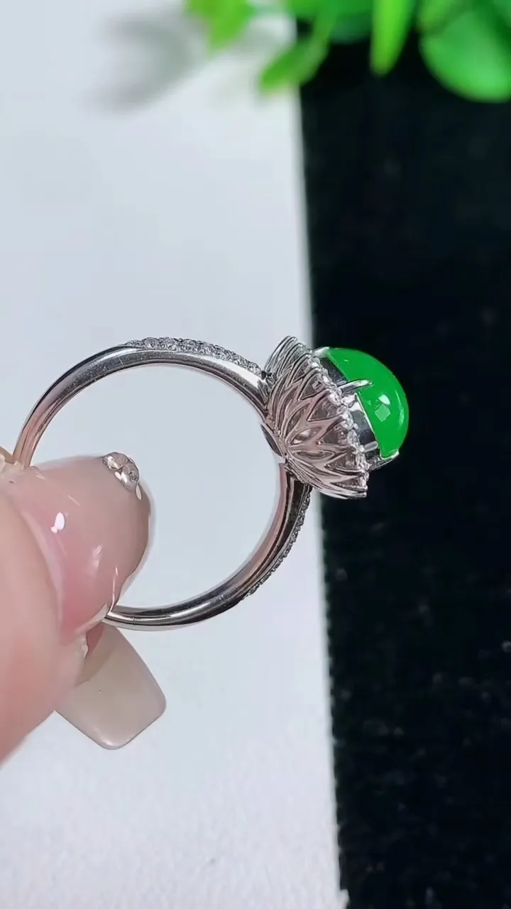 天然A货翡翠蛋面戒指，尺寸17.3-12-7.7-9.3，重量:4.02g2025年12月31日
工厂直销收藏佳品,种好水足，色泽均匀，有种有色，上手高大气！