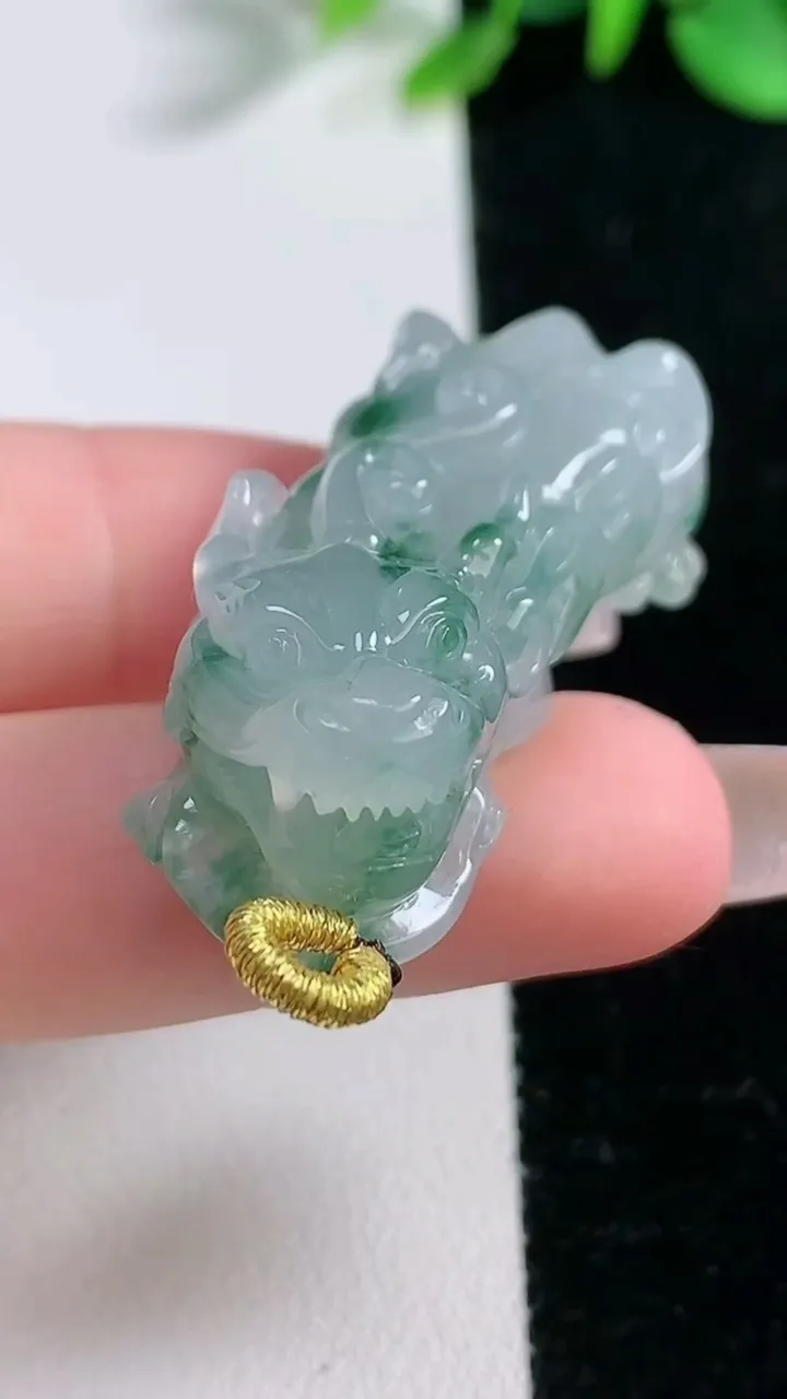 天然A货翡翠冰种飘花貔貅吊坠，尺寸39.7-17.8-12.8，重量:19.80g
12月31日