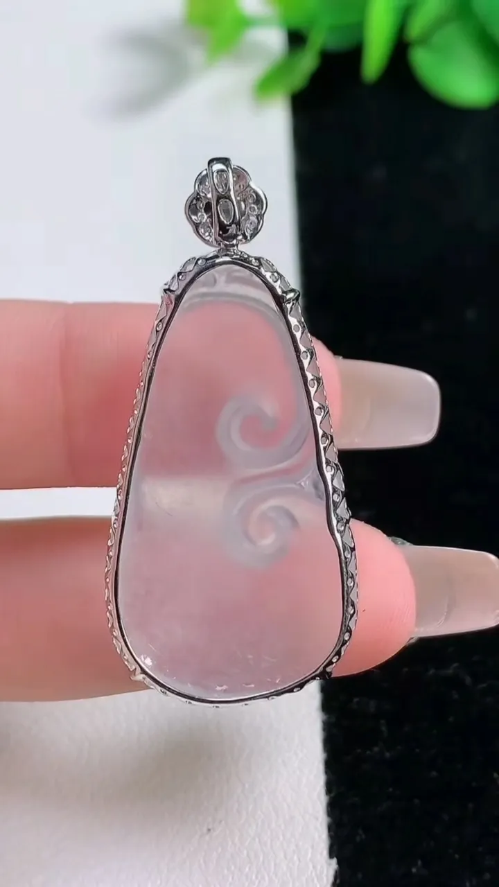 天然A货翡翠种白冰如意吊坠，尺寸34.3-19.8-6.5，重量:5.60g
12月31日