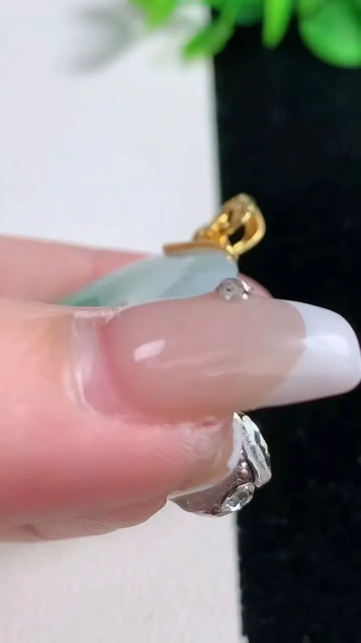 天然A货翡翠平安扣吊坠，尺寸35-5，重量:15.30g
12月31日