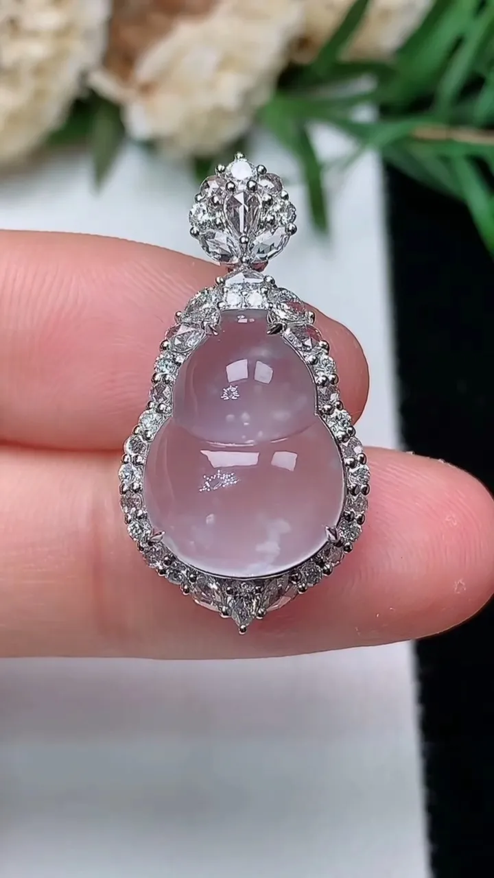 天然A货翡翠白冰葫芦吊坠，尺寸27.4-14.3-10.6，裸石14.7-11，重量:3.05g
1