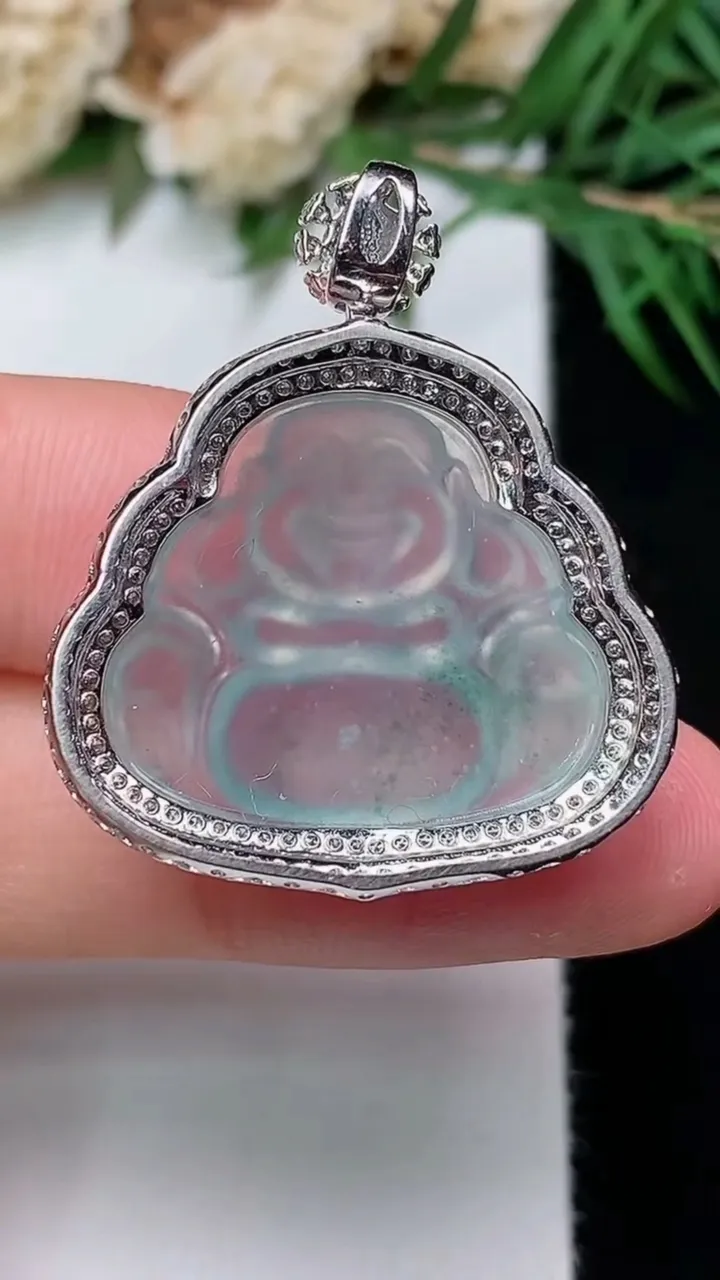 天然A货翡翠佛公吊坠，尺寸31-26.2-9.8，裸石19-22，重量:5.44g
12月31日