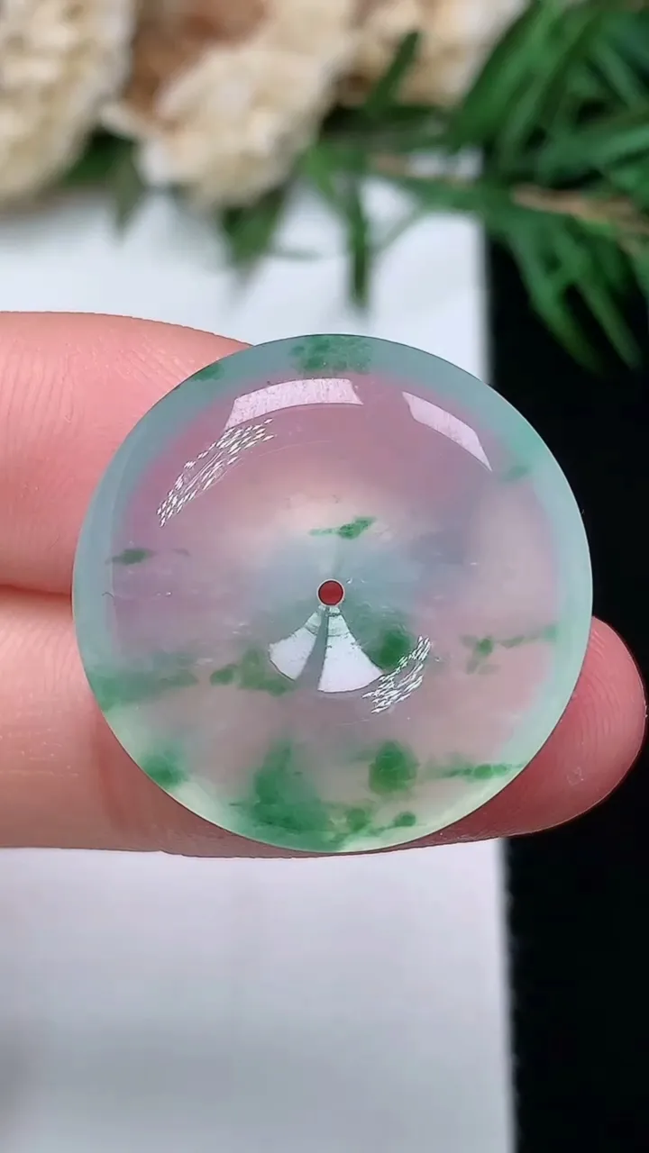 天然A货翡翠飘花平安扣吊坠，尺寸22.6-5.8，重量:5.66g
12月31日