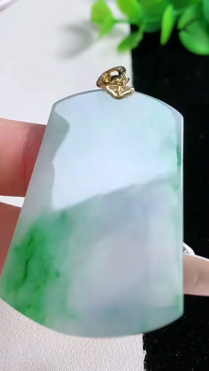 天然A货翡翠18K金春带彩紫罗兰无事牌吊坠，尺寸48.8-32-2.8，重量:13.15g
12月3