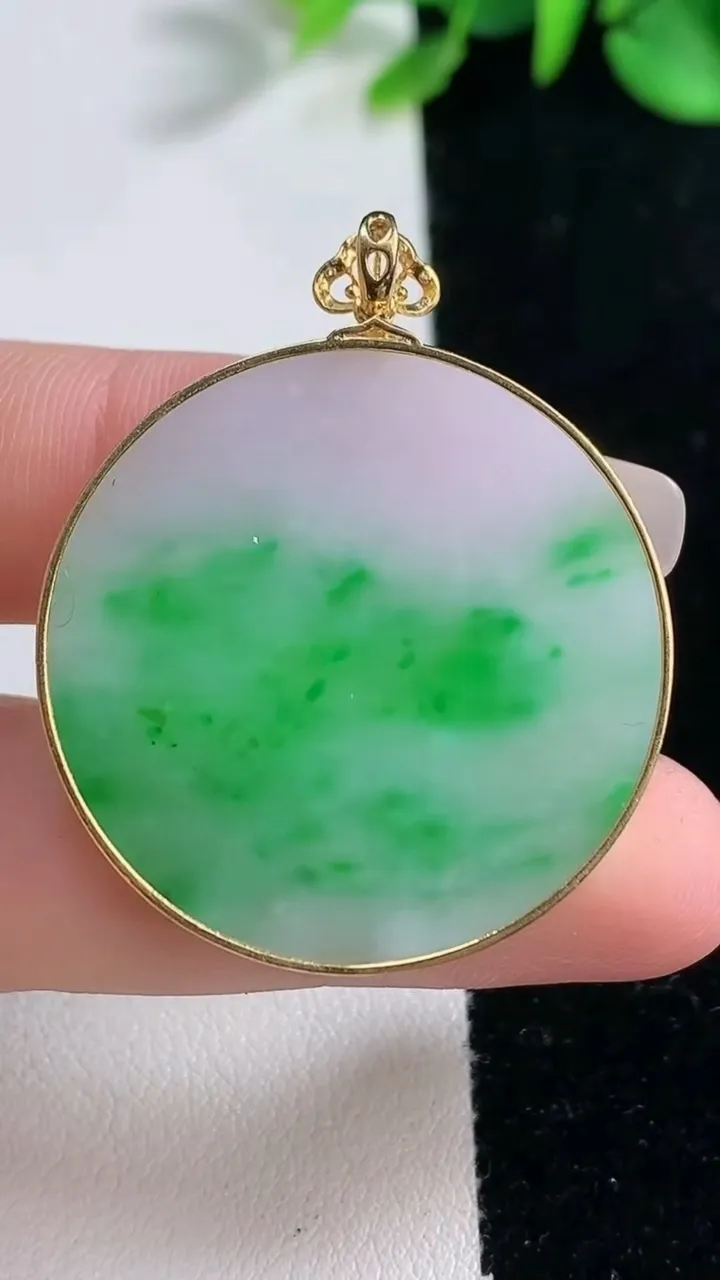 天然A货翡翠无事牌吊坠，尺寸32.4-2.8，重量:9.20g
12月31日