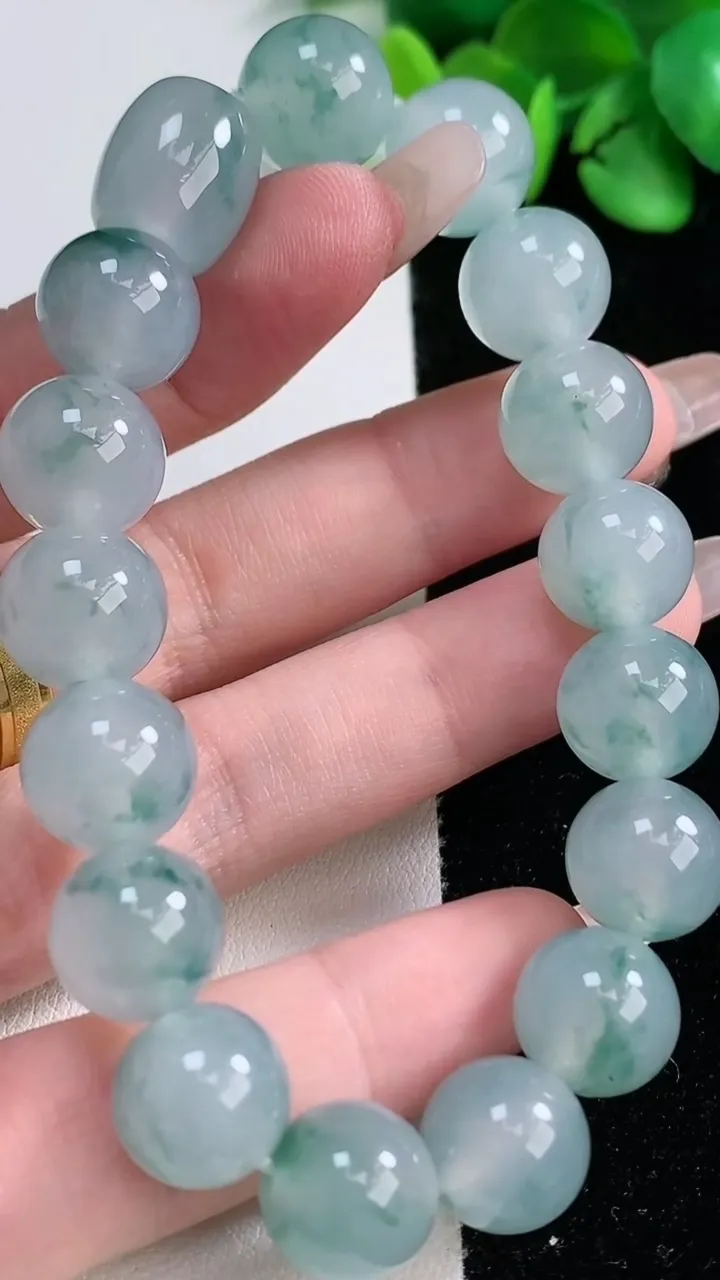 天然A货翡翠种飘花圆珠手串，尺寸12.4-11.6-17颗，重量:47.82g12月31日
工厂直销