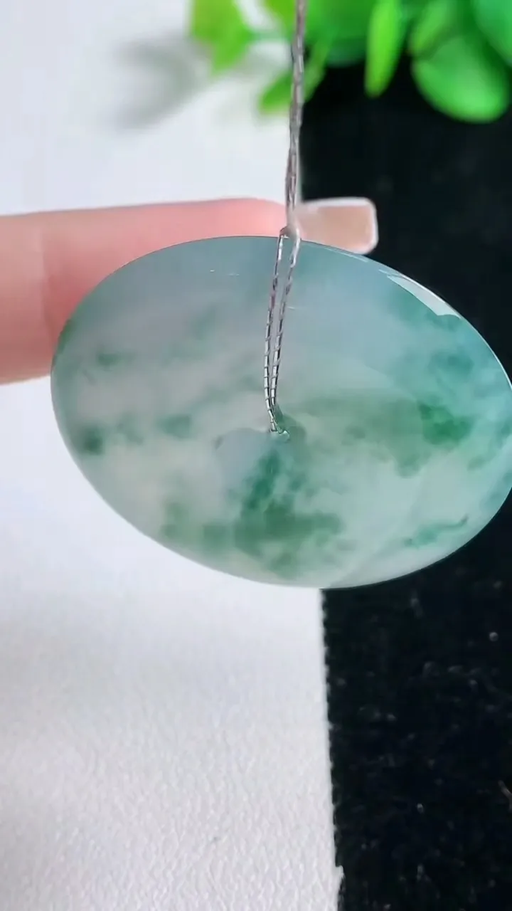 天然A货翡翠种飘花平安扣吊坠，尺寸36-6.4，重量:16.40g
12月31日