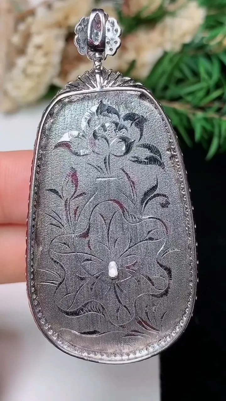 天然A货翡翠如意吊坠，尺寸58.7-28.2-11.2，裸石44.4-25.5，重量:21.81g
12月31日