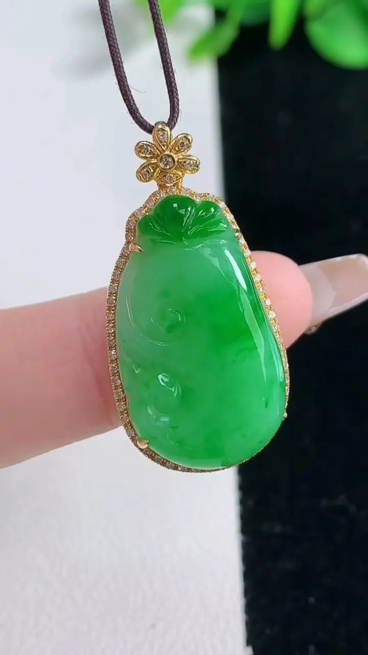 天然A货翡翠如意吊坠，尺寸31.7-16-7.8，裸石24-14重量:4.40g
12月31日