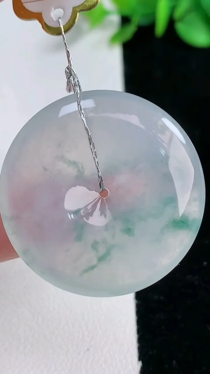 天然A货翡翠种飘花平安扣吊坠，尺34.7-5.8，重量:14.38g
12月31日