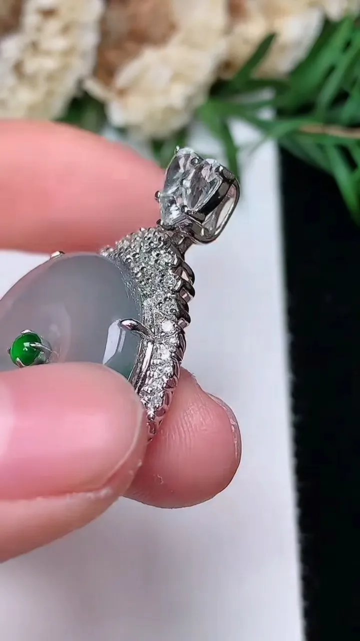 天然A货翡翠飘花平安扣吊坠，尺寸35.7-24.6-8.9，裸石21，重量:7.71g
12月31日