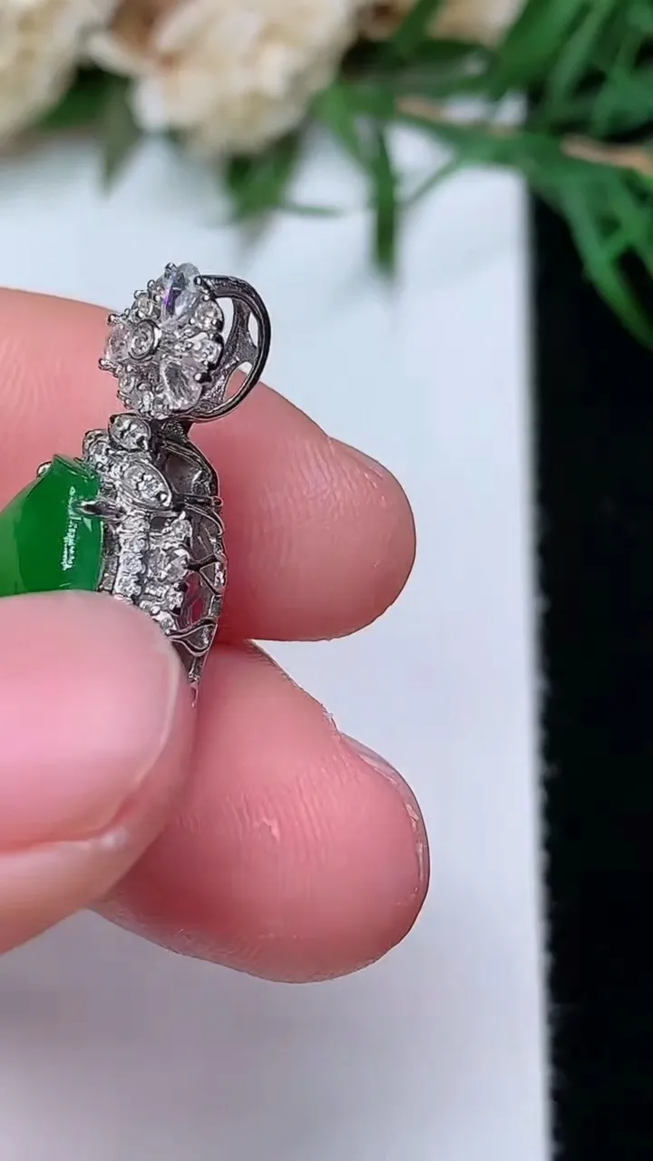 天然A货翡翠葫芦吊坠，尺寸26.8-14.6-9.6，裸石15.2-10，重量:3.68g
12月31日