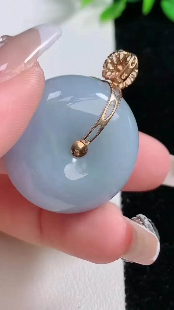 天然A货翡翠平安扣吊坠，尺寸28.5-13.4，重量:24.36g
12月31日