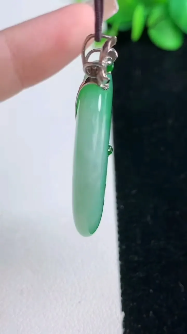 天然A货翡翠平安扣吊坠，尺寸33.5-5.6，重量:15.27g
12月31日