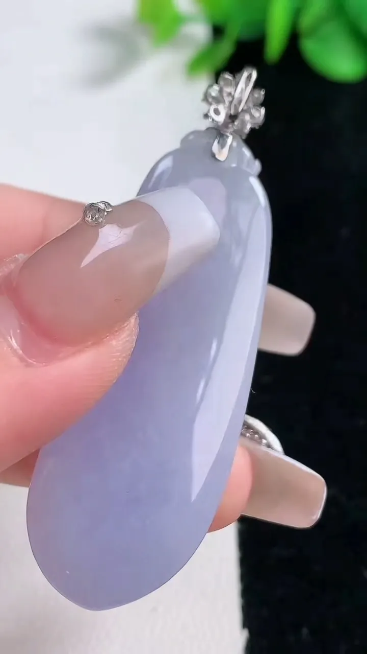 天然A货翡翠18K金紫罗兰福瓜吊坠，尺寸48.6-18-8.9，重量:16.55g
12月31日