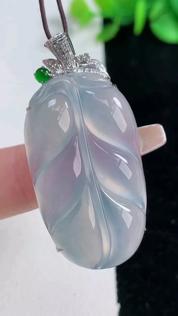天然A货翡翠种紫罗兰金枝玉叶 叶子吊坠，尺寸36.3-21.3-8.2，重量:10.14g
12月3