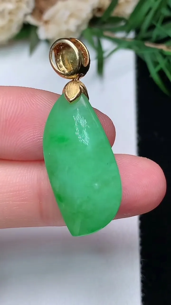 天然A货翡翠随形吊坠，尺寸24-12.5-8.8，重量:5.41g
12月31日