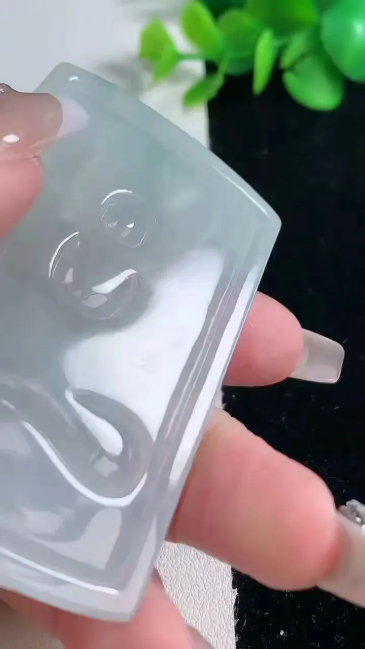 天然A货翡翠种白冰千手观音菩萨吊坠，尺寸68.8-43-5.5，重量:41.96g
12月31日