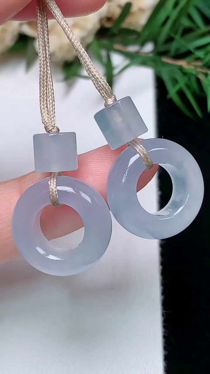 天然A货翡翠白冰平安环一对，尺寸15.8-5.8，重量:6.47g
12月31日