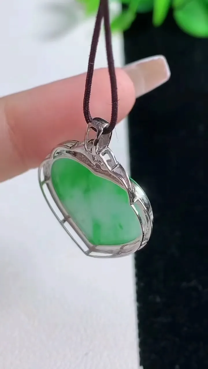 天然A货翡翠爱心吊坠，尺寸28-22.2-4.3，裸石17.7-20重量:4.15g
12月31日