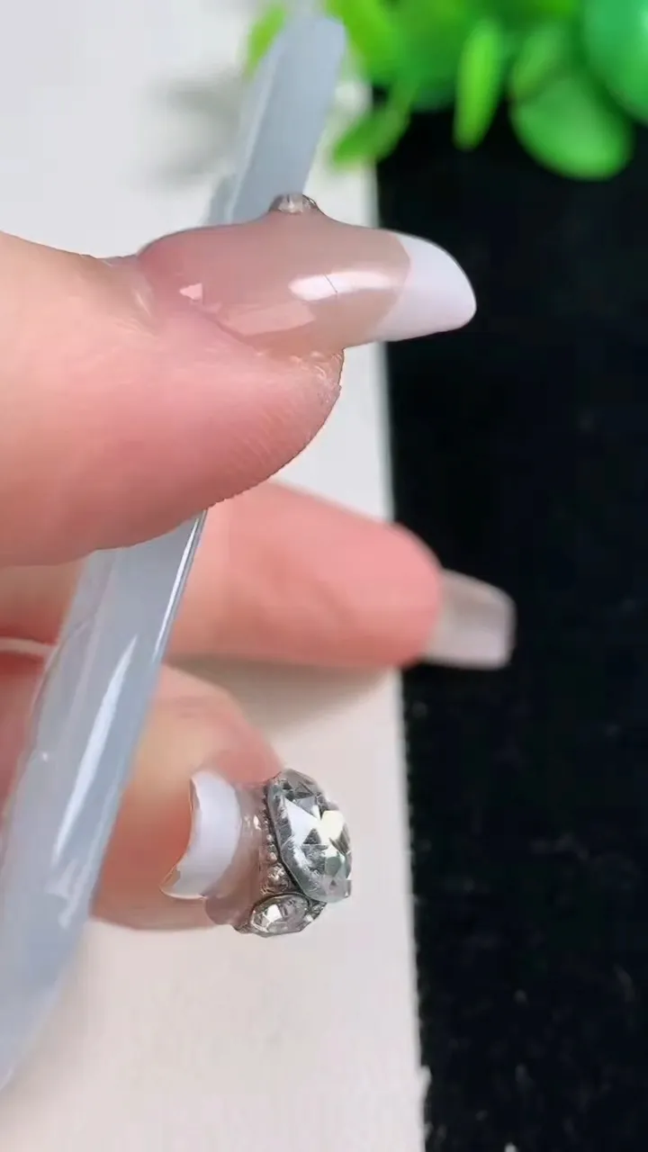 天然A货翡翠冰种飘花虚空藏菩萨吊坠，尺寸70-43.8-5，重量:36.90g
12月31日