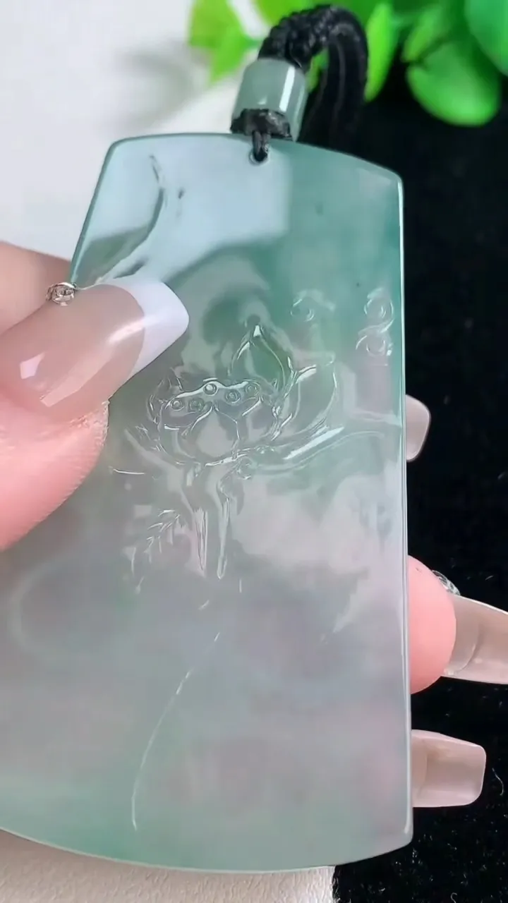 天然A货翡翠大势至菩萨吊坠，尺寸66.7-40.4-5.2，重量:37.80g
12月31日