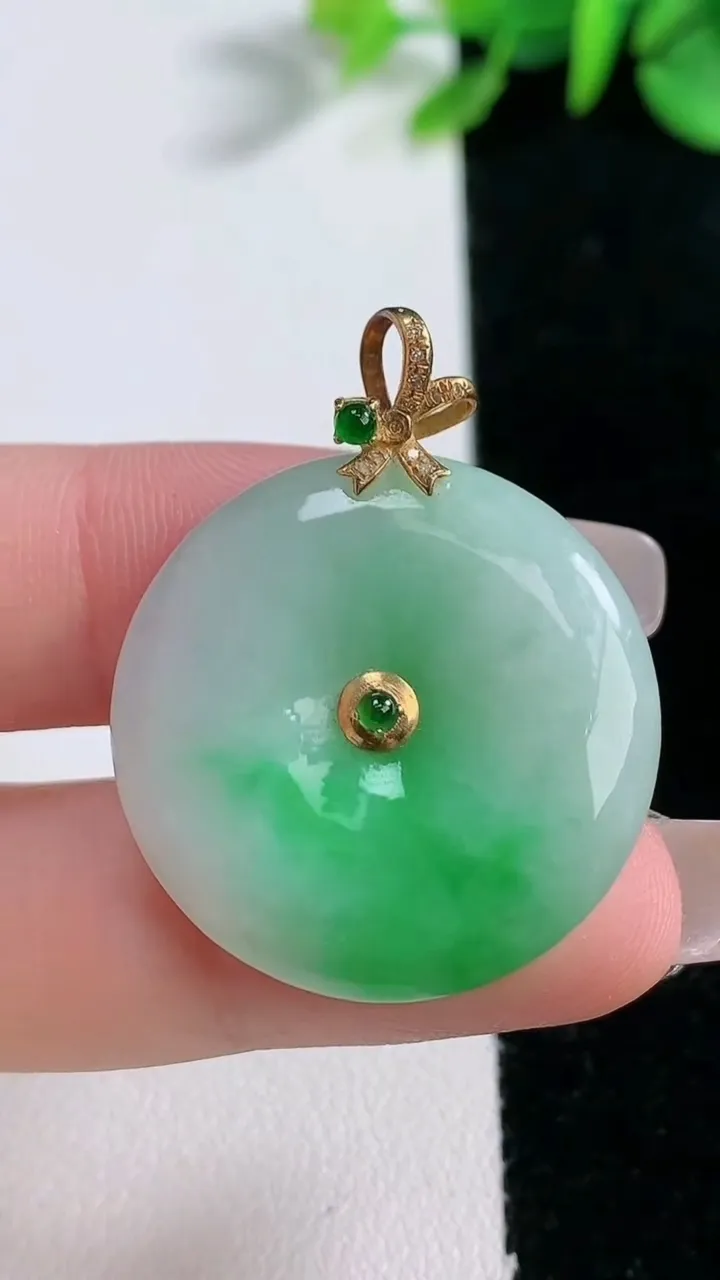 天然A货翡翠平安扣吊坠，尺寸27.6-5.3，重量:9.28g
12月31日