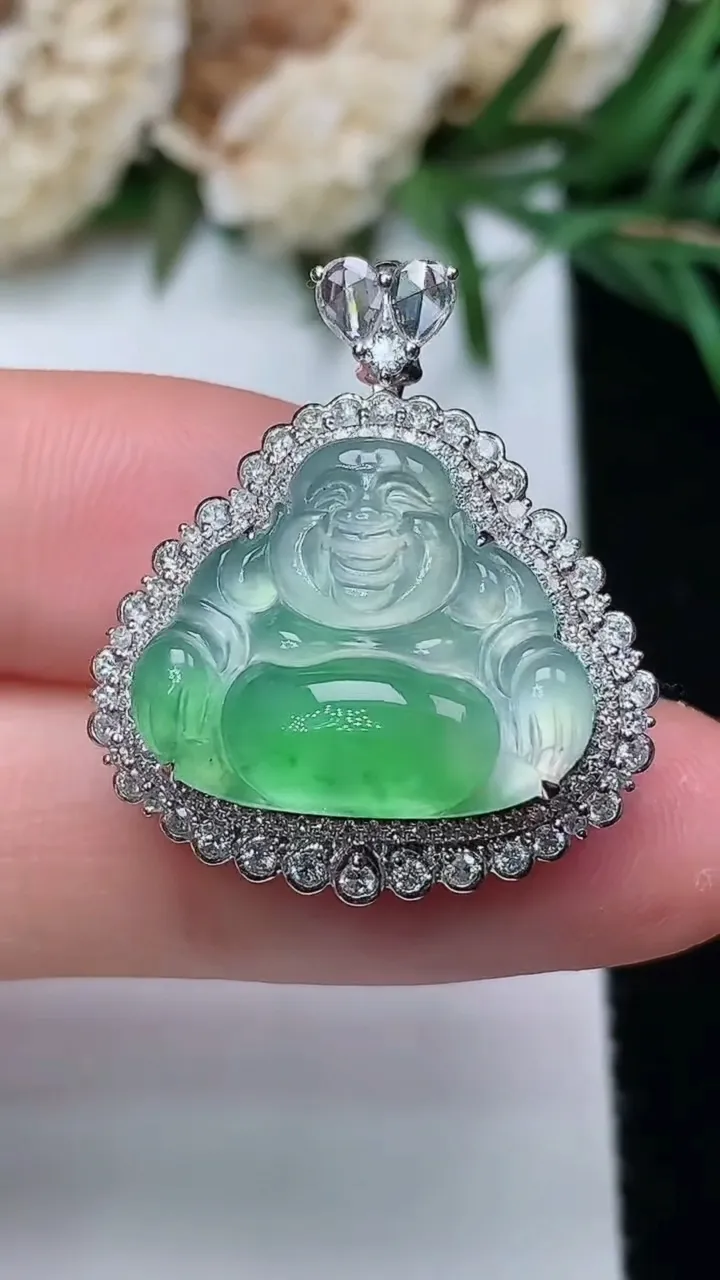 天然A货翡翠佛公吊坠，尺寸25.9-22-10.3，裸石14.4-17.7，重量:4.28g
12月31日