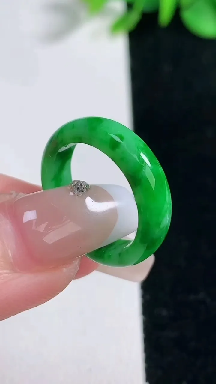 天然A货翡翠指环戒指，尺寸16.6-5-2.5，重量:2.58g2025年12月31日
工厂直销收藏