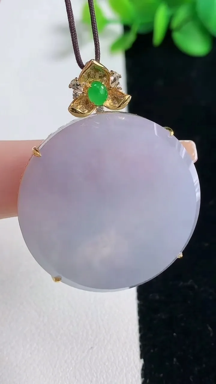 天然A货翡翠18K金紫罗兰无事牌吊坠，尺寸32.7-7.3，重量:14.29g
12月31日