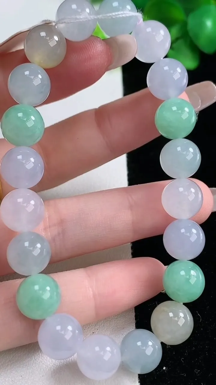 天然A货翡翠种三彩圆珠手串，尺寸10-20颗，重量:35.63g12月31日
工厂直销收藏佳品,种好水足，色泽均匀，有种有色，上手高大气！