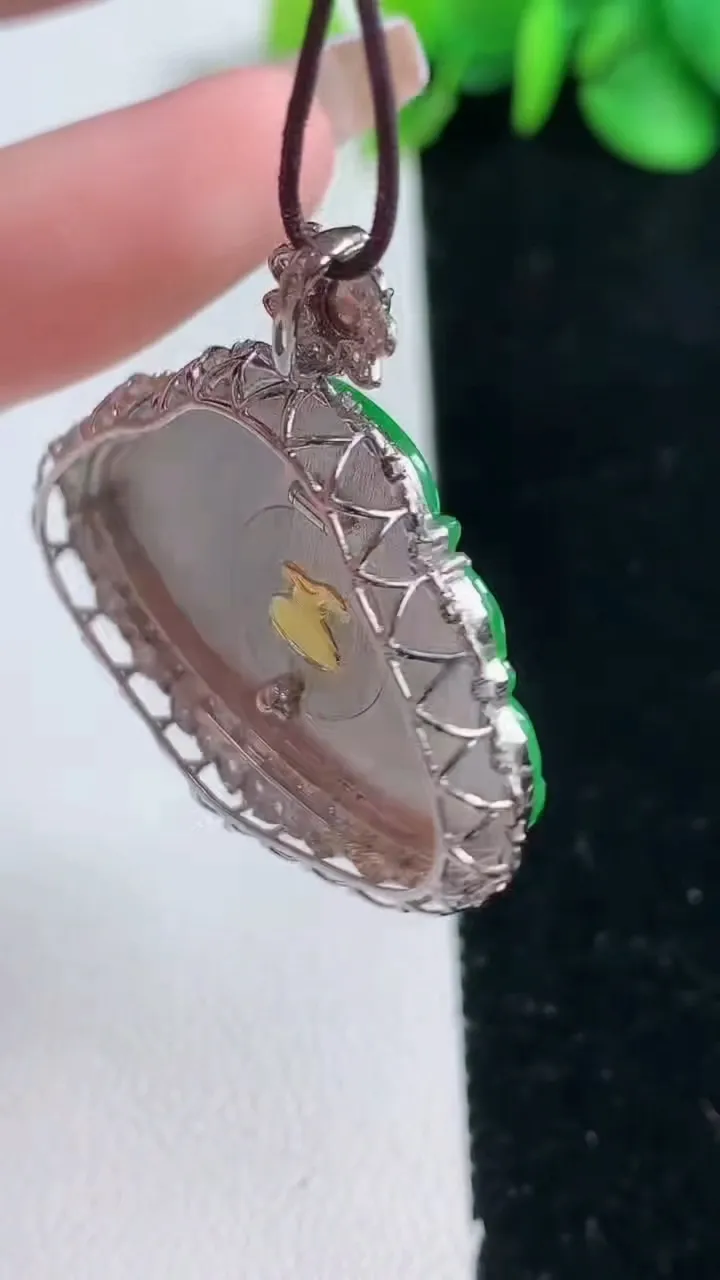 天然A货翡翠佛公吊坠，尺寸35.8-34.8-6.9，裸石22.1-31.3重量:6.28g
12月31日