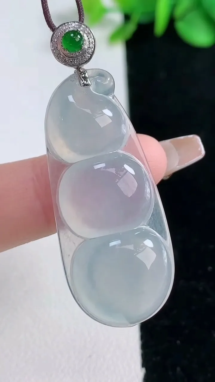 天然A货翡翠种白冰福豆吊坠，尺寸40.5-17.8-5.8，重量:7.74g
12月31日