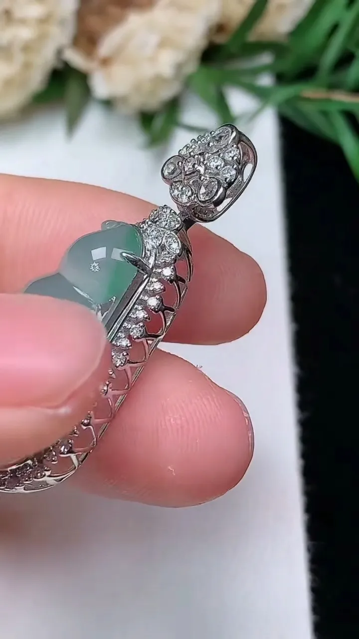 天然A货翡翠福豆吊坠，尺寸35.6-15.3-10，裸石22.5-12.3，重量:4.05g
12月31日