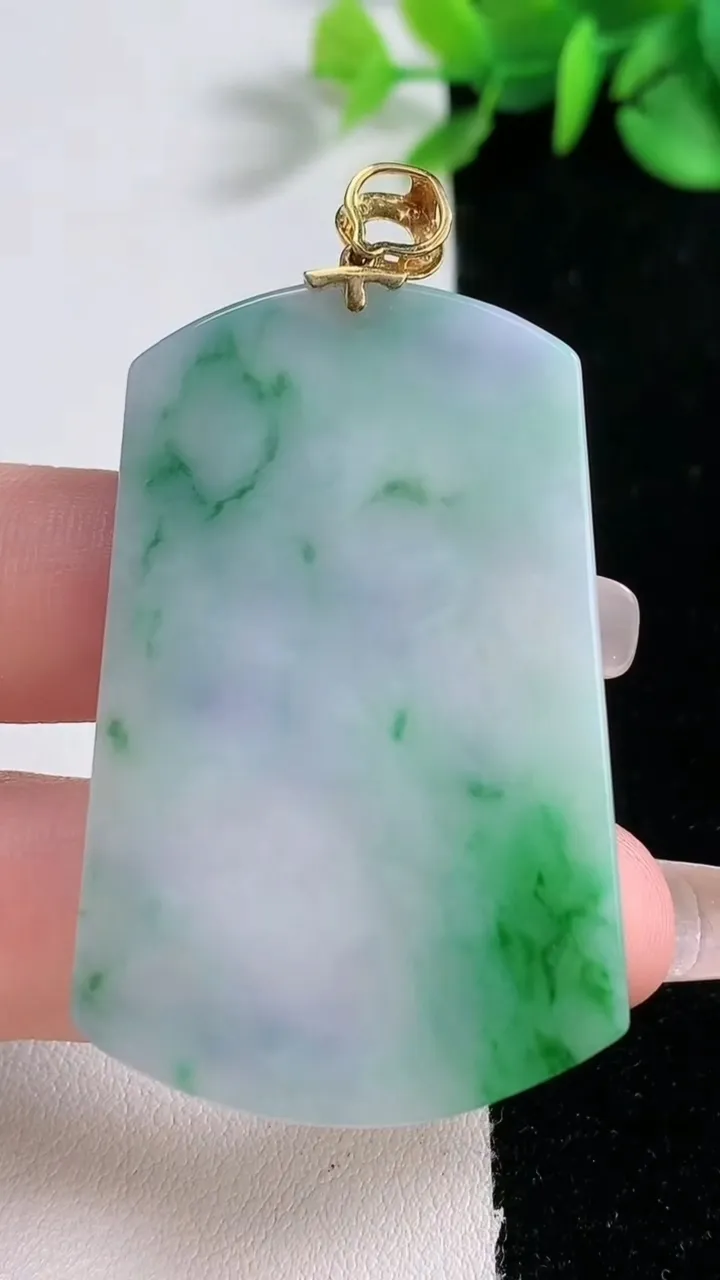 天然A货翡翠18K金春带彩紫罗兰无事牌吊坠，尺寸48.8-32-2.8，重量:13.15g
12月31日