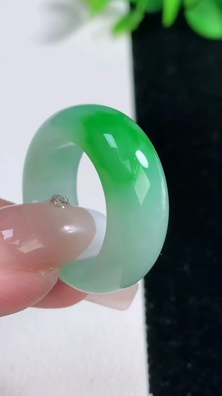 天然A货翡翠指环戒指，尺寸18.3-8.9-4.7，重量:8.35g2025年12月31日
工厂直销收藏佳品,种好水足，色泽均匀，有种有色，上手高大气！
