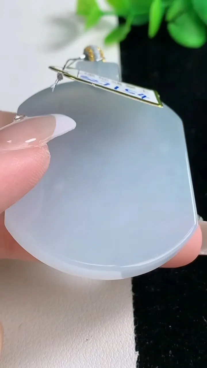 天然A货翡翠种紫罗兰无事牌吊坠，尺寸46.7-39.4-6，重量:32.62g
12月31日