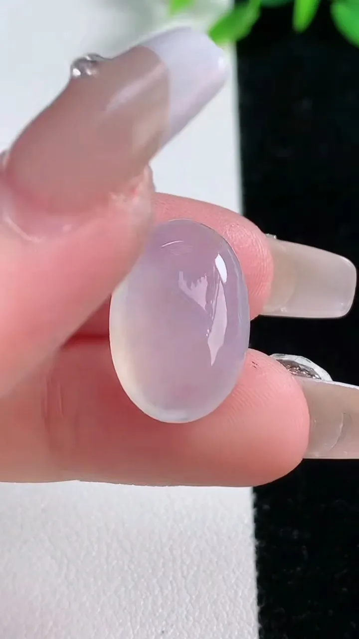 天然A货翡翠蛋面镶嵌件，尺寸18.8-12.6-5.9，重量:2.45g
12月31日