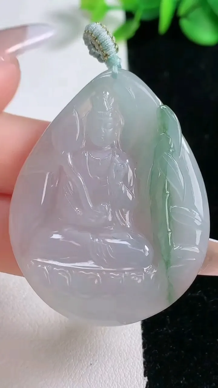 天然A货翡翠大势至菩萨吊坠，尺寸46.4-36.4-5.2，重量:17.50g
12月31日