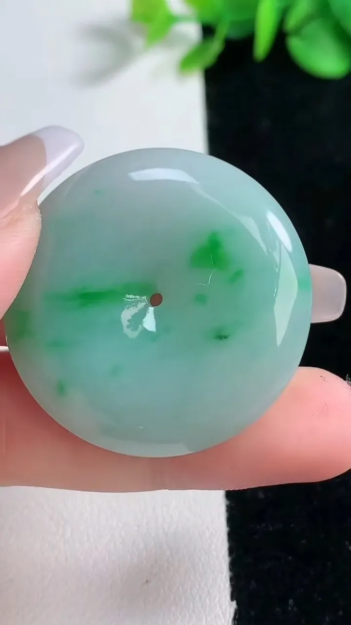 天然A货翡翠平安扣吊坠，尺寸34.7-6.7，重量:16.96g
12月31日