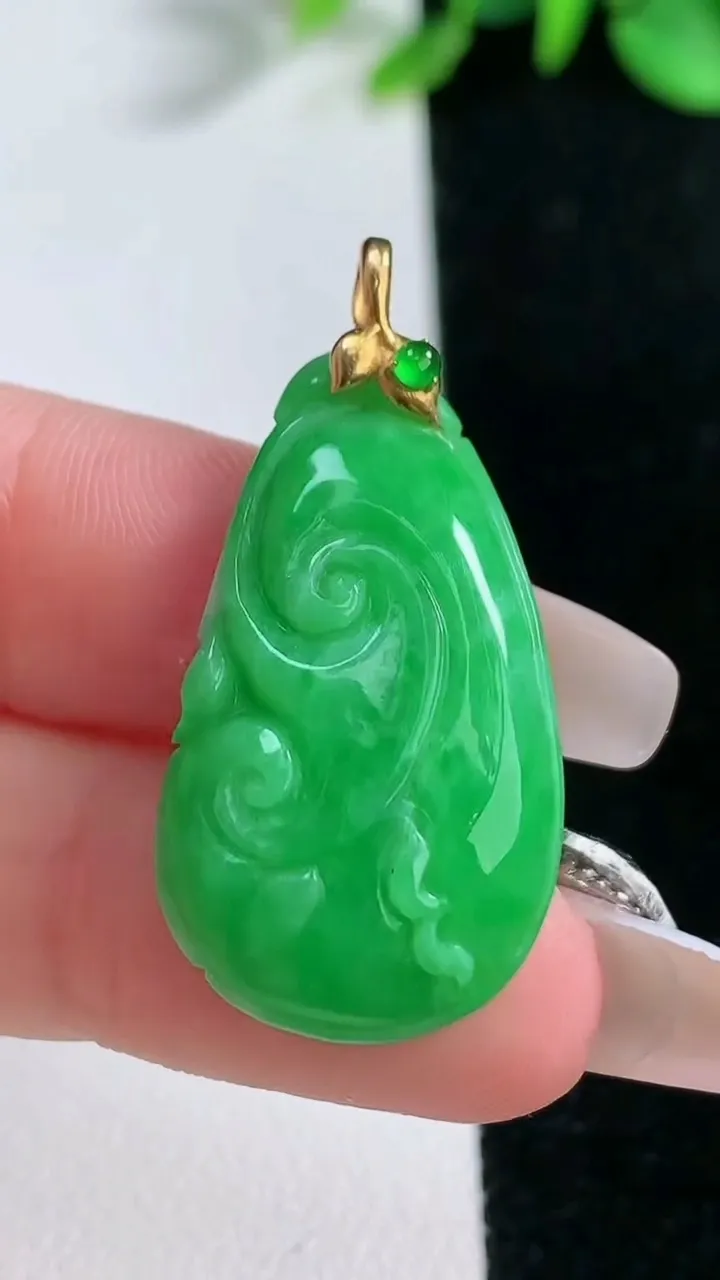 天然A货翡翠如意吊坠，尺寸30.7-16.7-5.3，重量:4.82g
12月31日