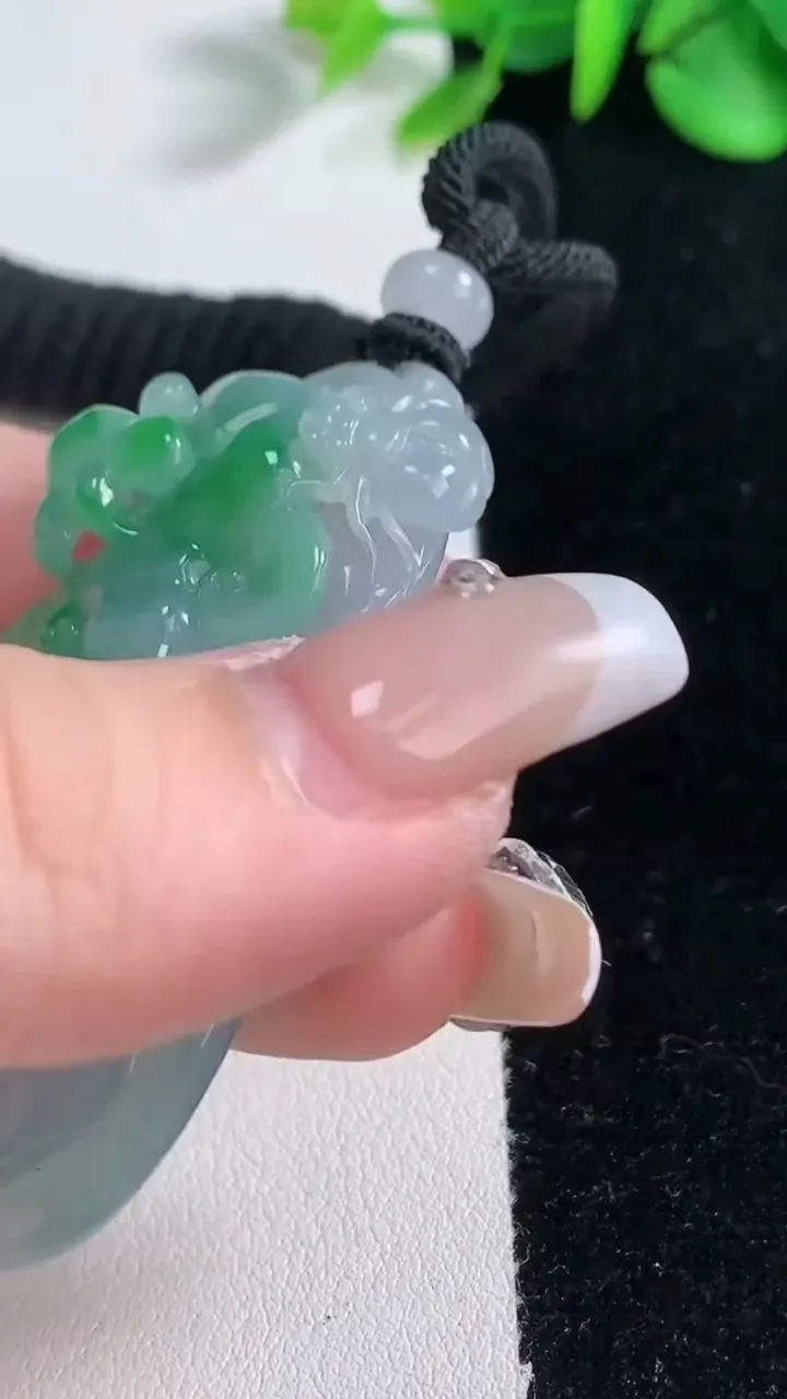 天然A货翡翠梅花吊坠，尺寸54-21.6-12.2，重量:26.65g
12月31日