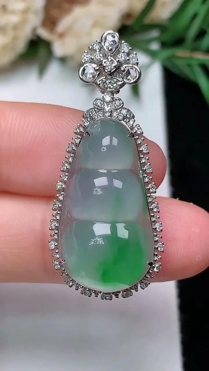 天然A货翡翠福豆吊坠，尺寸35.6-15.3-10，裸石22.5-12.3，重量:4.05g
12月