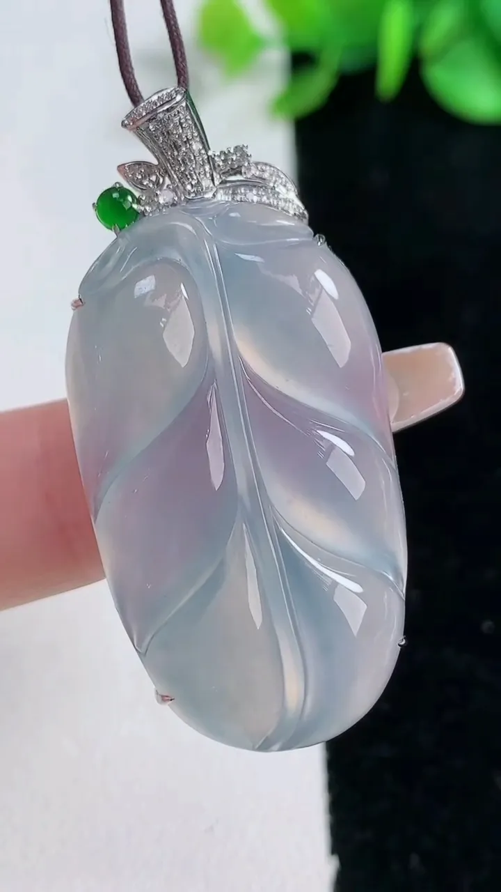 天然A货翡翠种紫罗兰金枝玉叶 叶子吊坠，尺寸36.3-21.3-8.2，重量:10.14g
12月3